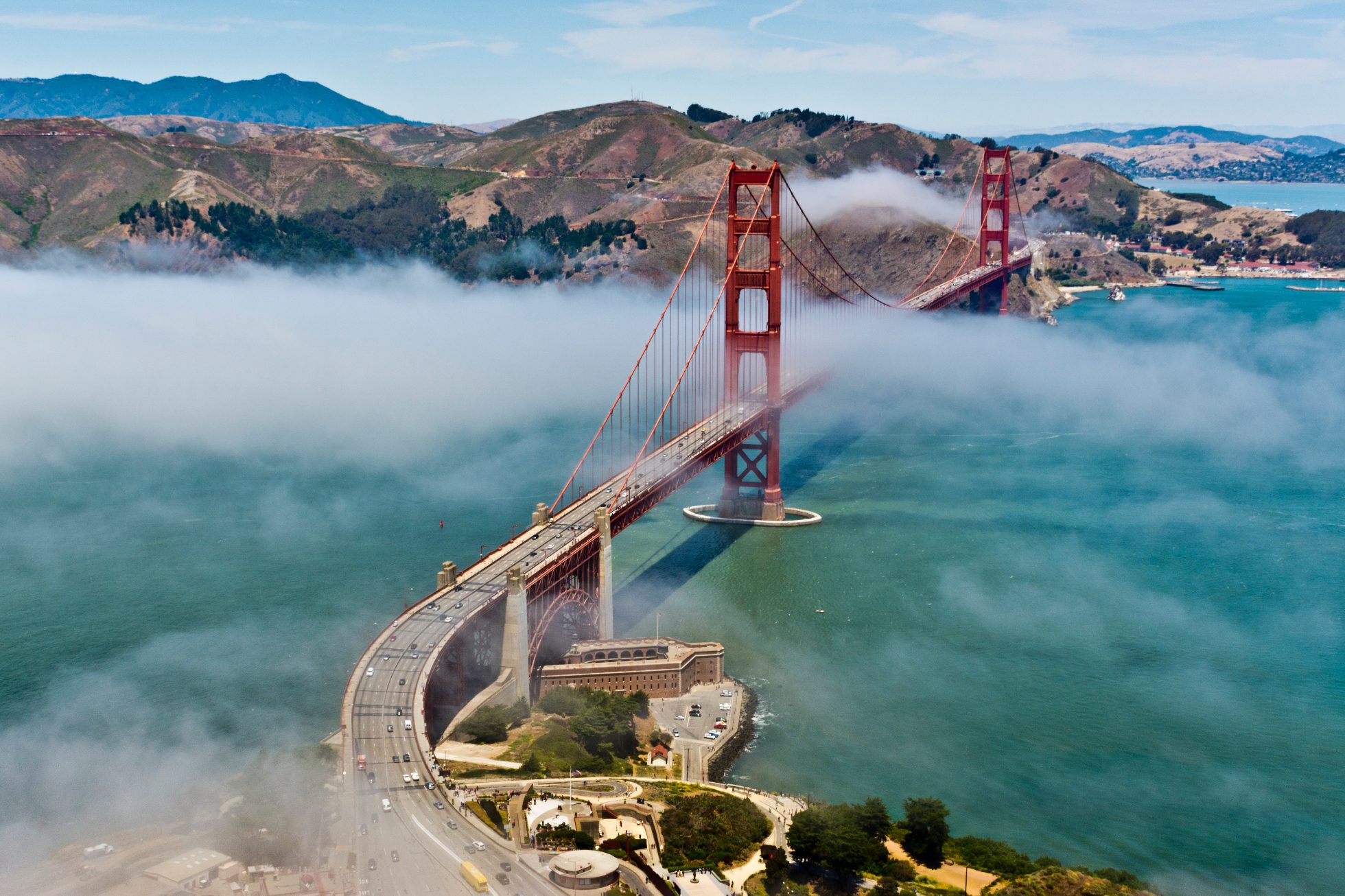 Most Golden Gate w mgle.